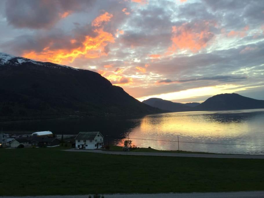 Fjordgaestehaus Innfjorden Exteriör bild